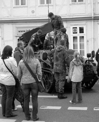 Tag der Niedersachsen in Celle am 19.06.2010 – Kinder dürfen den ganzen Tag über in ein Panzerfahrzeug krabbeln.