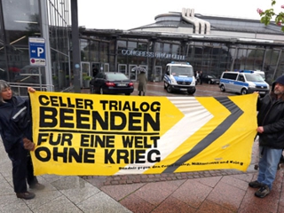 Protest vor der Congress Union gegen den Celler Trialog